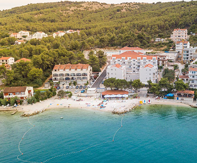 Malo More resort 4*, Trogir: apartmaji z bazenom