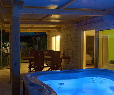Holiday home deluxe z jacuzzijem4+2, Punta Krk
