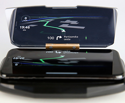 HUD zaslon Intelly, ki pametni telefon spremeni v GPS