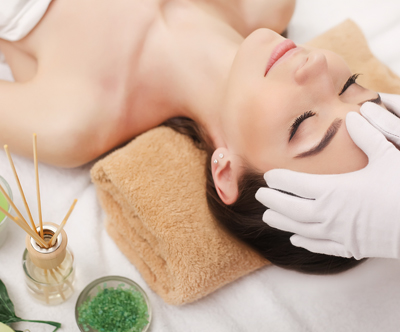 Salon Pressligh: delna masaža ali nega obraza