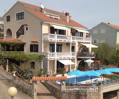 Apartmaji Villa Vera, Novi Vinodolski: vila z bazenom