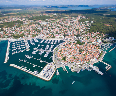 Apartmaji STAR 3*, Biograd na Moru: vila z bazenom