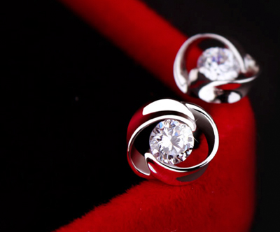 Prekrasen par uhanov s kristali Swarovski®
