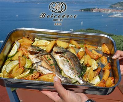 Slastna ribja plošca z orado, krompirjem in zelenjavo