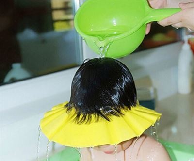 Šcitnik za oci in ušesa pri umivanju otroških las
