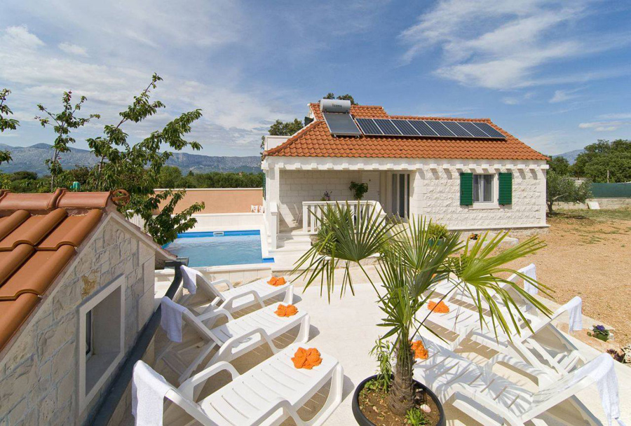 Mega oddih v pocitniški hišici z bazenom Villa Girasole