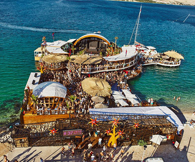 Nor žur ob otvoritvi nove sezone na Zrcu! Nor žur ob otvoritvi nove sezone na Zrcu!