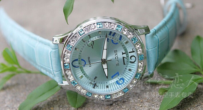 Modna rocna ženska ura Luxury Skone