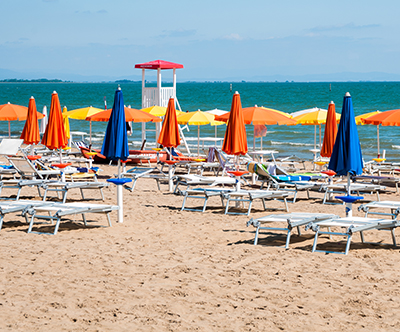 Popoln poletni dan na zlati plaži v Lignanu