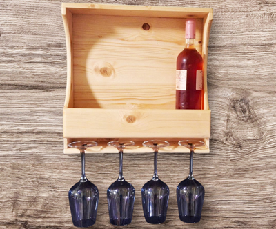 Elegantna lesena polica za vino in držalo za kozarce