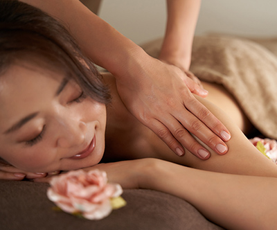 Salon Majda: Sproščujoča masaža z oljem vrtnice Salon Majda: Sproščujoča masaža z oljem vrtnice