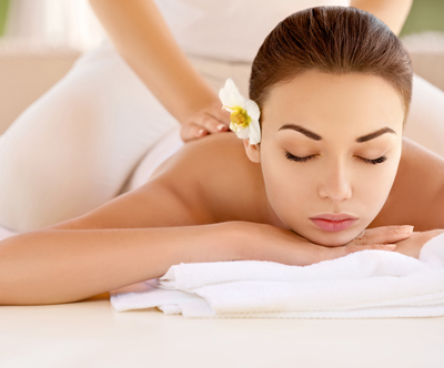 Salon Majda: Sproščujoča masaža z oljem vrtnice Salon Majda: Sproščujoča masaža z oljem vrtnice