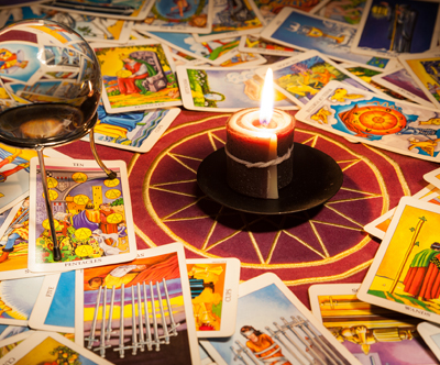 Vedeževanje s tarot kartami preko video klica Vedeževanje s tarot kartami preko video klica