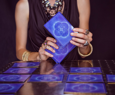 Salon regratova lučka: vedeževanje Salon regratova lučka: vedeževanje