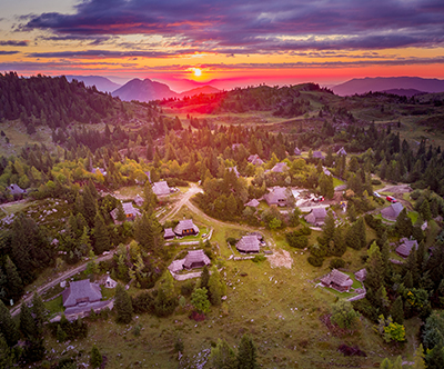 Luksuzne koce na Veliki planini: družinske pocitnice Luksuzne koce na Veliki planini: družinske pocitnice