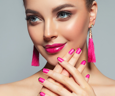 Lepotni studio Shine: parafinska nega rok, lakiranje Lepotni studio Shine: parafinska nega rok, lakiranje