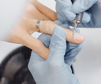 Minimalist beauty salon: moška manikura