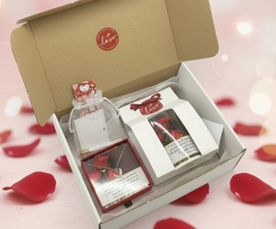 Darilni set s personalizirano skodelico in verižico