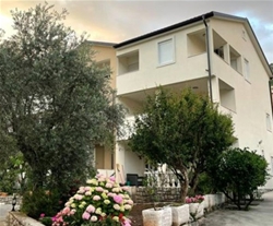 Apartmaji Teodora 3* Petrovac, Črna Gora