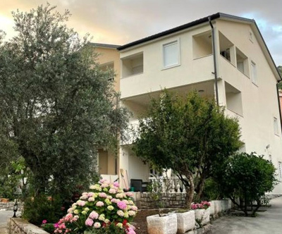 Apartmaji Teodora 3* Petrovac, Črna Gora