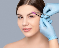 Minimalist beauty salon: oblikovanje obrvi
