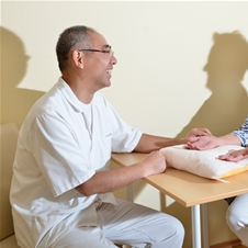 Tretma kitajske medicine s pregledom in prvo terapijo