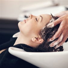 Frizerski salon Huda čupca: fen frizura z masažo