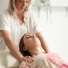Salonu Moč dotika: Reiki terapija