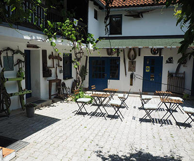House Sara Latin