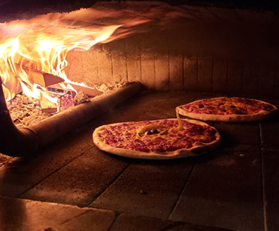 Slastna pica Margerita v Pizzeriji Elba