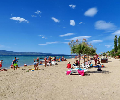 Kamp Galeb 3* v Omišu: mobilne hiške