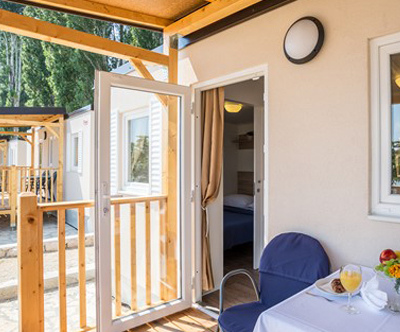 Kamp Galeb 3* v Omišu: mobilne hiške