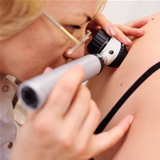 Dermadent, pregled kožnih znamenj z dermatoskopom