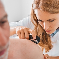 Dermadent, pregled kožnih znamenj z dermatoskopom